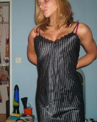 Busty blonde Freundin zeigt sich nackt
 #73709679