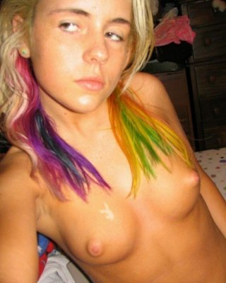 Freches Punk-Teenie, das sich nackt in ihrem Schlafzimmer fotografiert
 #67640113