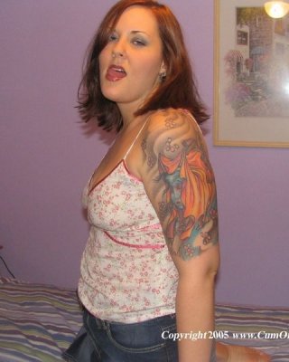 Candi se desnuda en la cama
 #75548892