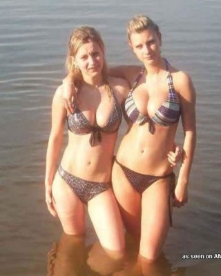 Auswahl von Bikini-Küken, die für ihre Kumpels im Freien posieren
 #67622884