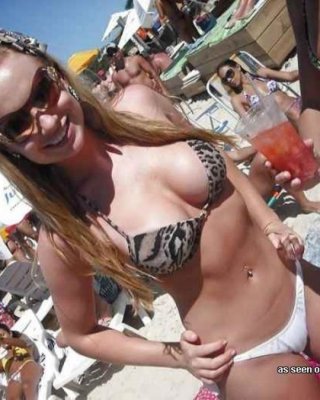 Auswahl von Bikini-Küken, die für ihre Kumpels im Freien posieren
 #67622892