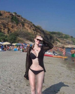 Auswahl von Bikini-Küken, die für ihre Kumpels im Freien posieren
 #67622908