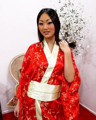 Asiatische cutie rutscht aus ihrem lacey roten Höschen für ein doggie banging
 #69810165