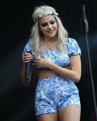 Pixie Lott In Shorts  Belly Top Performing On The 2011 Isle Of Wight Festival