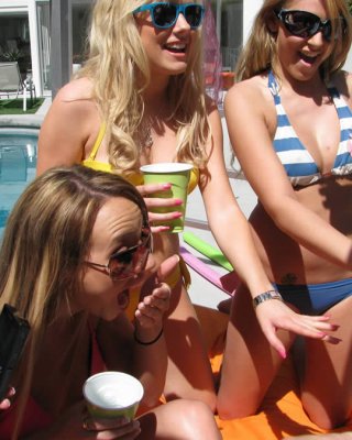 Fiese Mädchen feiern eine wilde Party mit einem verwirrten Stripper
 #75449439