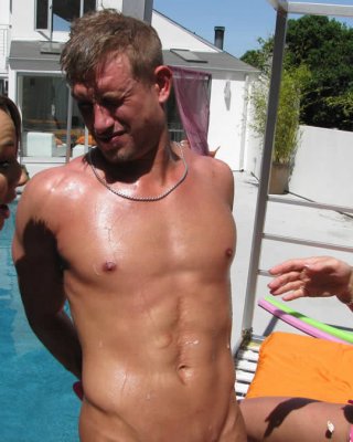 Fiese Mädchen feiern eine wilde Party mit einem verwirrten Stripper
 #75449454