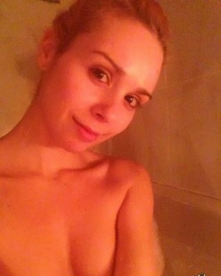 Cute Amateur Teen Selfshots In Bath