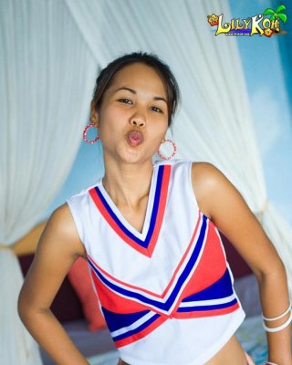 Thailändisch Cheerleader
 #69975341