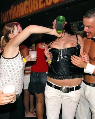 Betrunkene geile Mädchen saugen und ficken auf Hardcore-Sex-Party
 #76847200