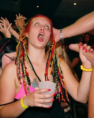 Betrunkene geile Mädchen saugen und ficken auf Hardcore-Sex-Party
 #76847246