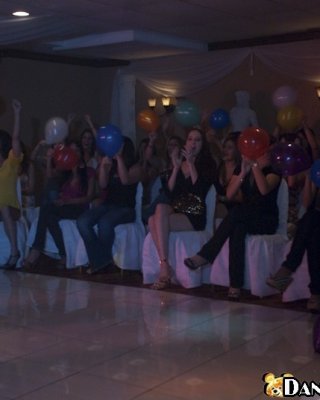 Viele betrunkene Partygirls saugen und ficken bei einer wilden Sexorgie
 #68464296