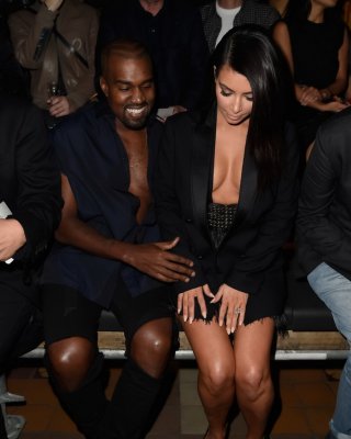 Kim kardashian braless trägt weit offene Jacke und Minirock bei der lanvin ss 20
 #75184890