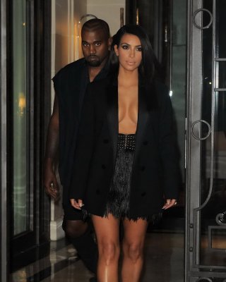 Kim kardashian braless trägt weit offene Jacke und Minirock bei der lanvin ss 20
 #75184894
