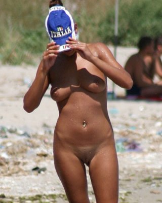 Vulgar Blonde amazes the nude seashore with her hot overall body