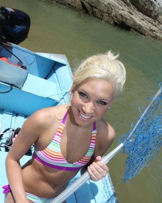 Kacey jordan se hace pipí en un viaje en yate
 #75933322