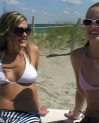Er holt zwei Mädchen vom Strand für ein paar sexy Späße ab
 #74525442