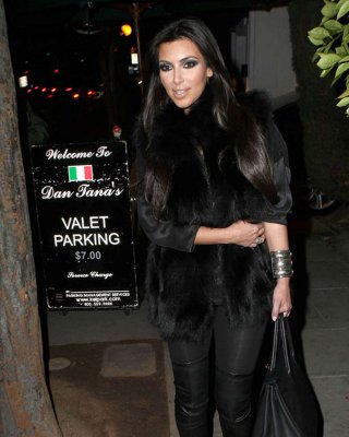 Kim Kardashian oben ohne und ganz in Schwarz und hohen Stiefeln
 #75361386