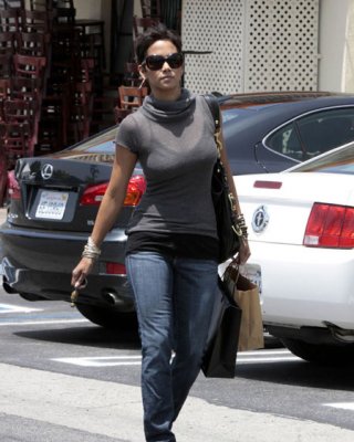 Halle Berry Flashing Nude Boobs In Public