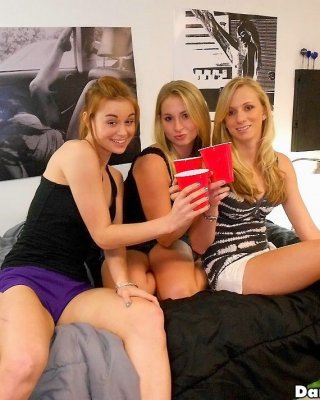 College dorm girls in threesome after getting drunk Porn Pictures, XXX  Photos, Sex Images #2693812 - PICTOA