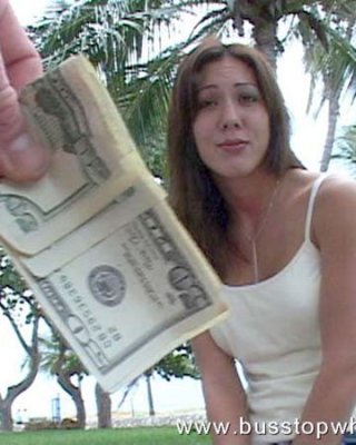 Sexy Brünette nimmt Bargeld, um aus dem Bus und auf einen steifen fremden Schwanz zu kommen
 #74352511