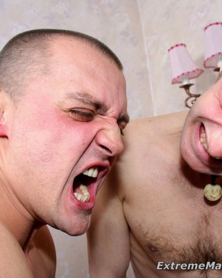 Reife Hure bekommt unordentlichen Cumshot beim Dreier-Sex
 #76393563