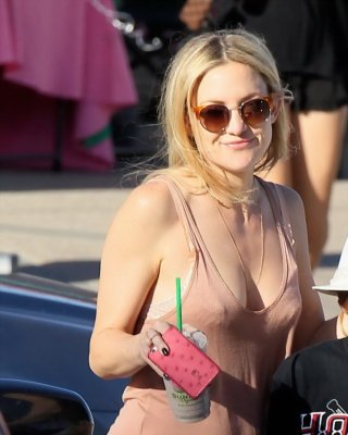 Kate Hudson vollbusig und langbeinig in kleinem Tank-Top und Denim-Shorts beim Ausgehen für ein
 #75170775