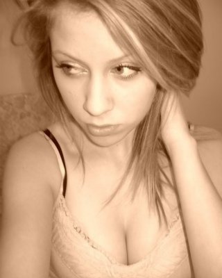 Nette sexy heiße Amateur-Mädchen posieren vor der Kamera
 #79394910