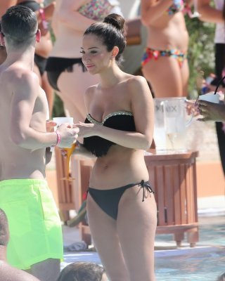Tulisa contostavlos trägt einen trägerlosen schwarzen Bikini auf der Sommerparty in Ibiz
 #75225256