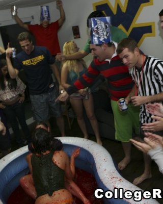 Viele hübsche Mädchen werden auf einer Hardcore-Club-Party begafft
 #79434432