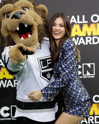 Victoria Justice Leggy Wearing A Shorts At The 4th Annual Hall Of Game Awards In