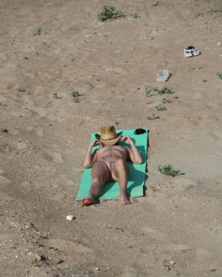 Sexy Nudisten-Teenie zieht sich aus, um ihren nackten Körper zu bräunen
 #72246406