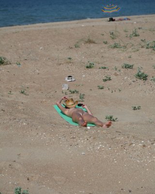 Sexy Nudisten-Teenie zieht sich aus, um ihren nackten Körper zu bräunen
 #72246442