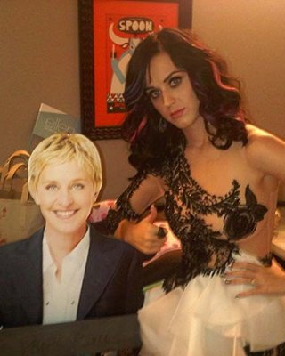 Katy Perry entblößt sexy Körper und riesige Brüste in durchsichtiger Bluse
 #75290781