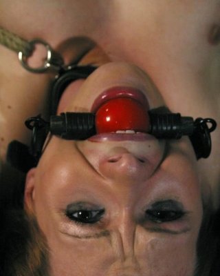 Geiles Babe in enger Seil-Bondage und in jedem Loch gefickt
 #72167408