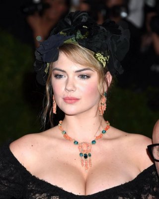 Busty Kate Upton Showing Cleavage At The 2014 Met Gala In NY