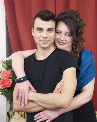 Diese geile reife Dame liebt es, mit ihrem Toyboy herumzualbern
 #77365623