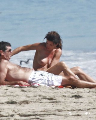 Janice Dickinson Showing Her Nice Big Tits On Beach Paparazzi Pictures