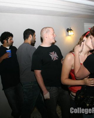 Geil &amp; betrunken College lesbische Babes ficken auf Sex-Party
 #78181887
