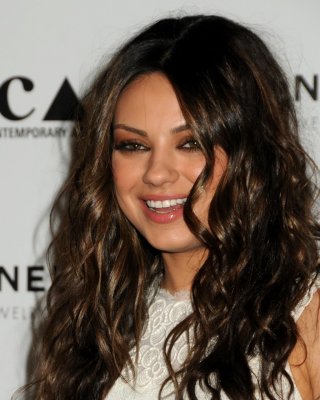 Mila kunis langbeinig im kleinen weißen Kleid bei der Happening-Gala des Künstlermuseums
 #75326656