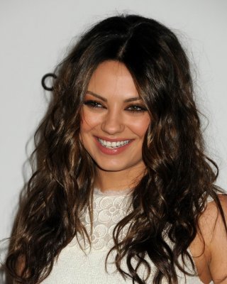 Mila kunis langbeinig im kleinen weißen Kleid bei der Happening-Gala des Künstlermuseums
 #75326670