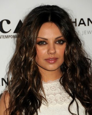 Mila kunis langbeinig im kleinen weißen Kleid bei der Happening-Gala des Künstlermuseums
 #75326679