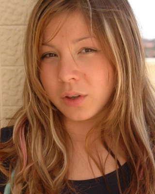 キュートなティーンガールEmilyが屋外で風船を持っている
 #74870812