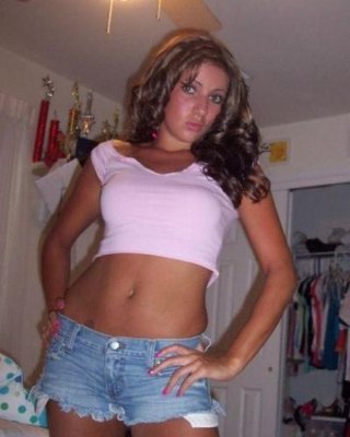 Diese anzüglichen Cuties wollen nichts als winzige Shorts tragen
 #73170702