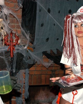 Kelly gibt dr. cockenstein einen Blowjob
 #73036577