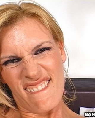 Eine heiße Milf
 #77437991