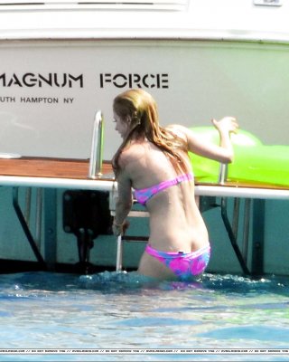 Avril Lavigne Showing Part Of Her Ass And Nipple Slip In Bikini On Beach