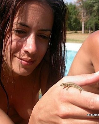 プールサイドでトップレスでポーズをとるスペイン人女性のコレクション
 #77030397