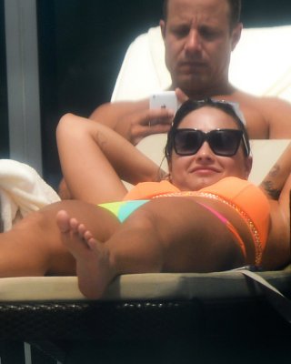 Demi lovato vollbusig in einem knappen orangefarbenen Bikini am Pool in Miami
 #75186741
