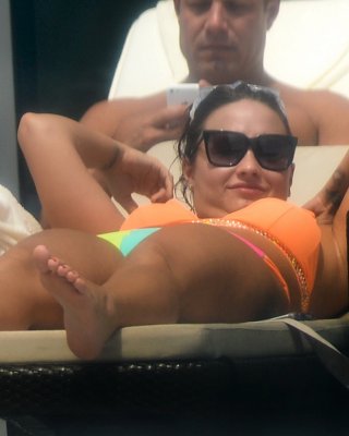 Demi lovato vollbusig in einem knappen orangefarbenen Bikini am Pool in Miami
 #75186745