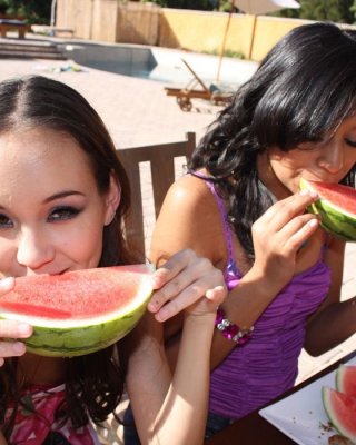 Zwei geile Babes werden mit Sperma bedeckt
 #75785544